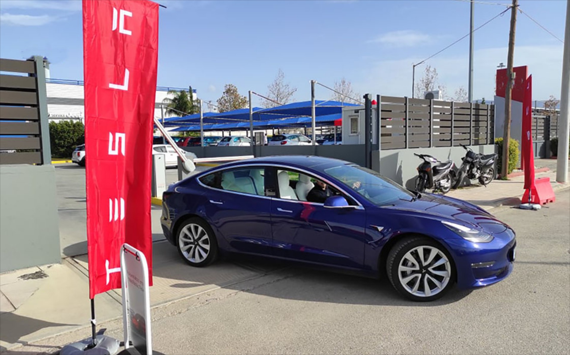 Οι άλλοι ανεβαίνουν, η Tesla πέφτει στην Ευρώπη