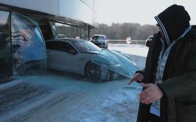 Περνώντας μία Porsche Taycan μέσα από τζαμαρία αντιπροσωπείας [Video]