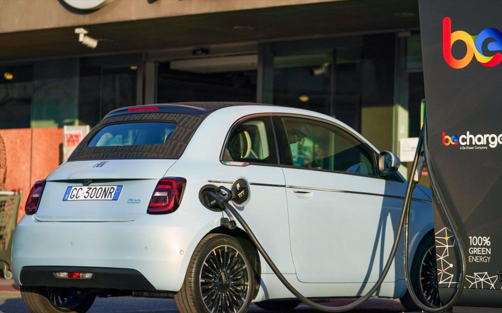 To ηλεκτρικό Fiat 500 θα «πληρώνεται» για να σταθμεύει