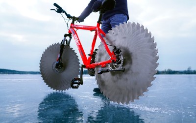 Ποδήλατο με λεπίδες αντί για ρόδες βολτάρει σε παγωμένη λίμνη [Video]
