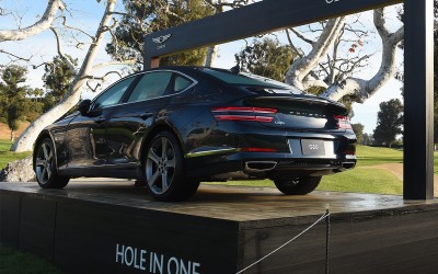 Έβαλε το μπαλάκι του γκολφ στην τρύπα με ένα χτύπημα και κέρδισε πολυτελές sedan! [Video]