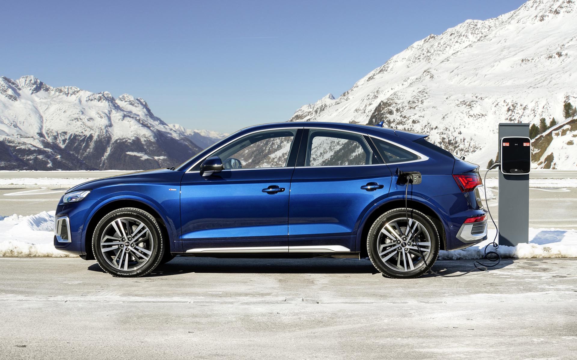 Η Audi βάζει πιο μεγάλη μπαταρία στα υβριδικά της