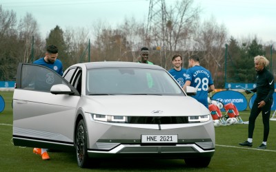 Tι δουλειά έχει το Hyundai Ioniq 5 στην προπόνηση της Chelsea; (video)
