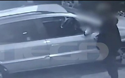 Σκάνε το λάστιχο με σκοπό να κλέψουν το τις τσάντες που βρίσκονται στο αυτοκίνητο [Video]