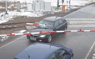 Μπάρα διάβασης τρένου περνά μέσα από παρμπρίζ αυτοκινήτου που εμπλέκεται σε καταδίωξη [Video]