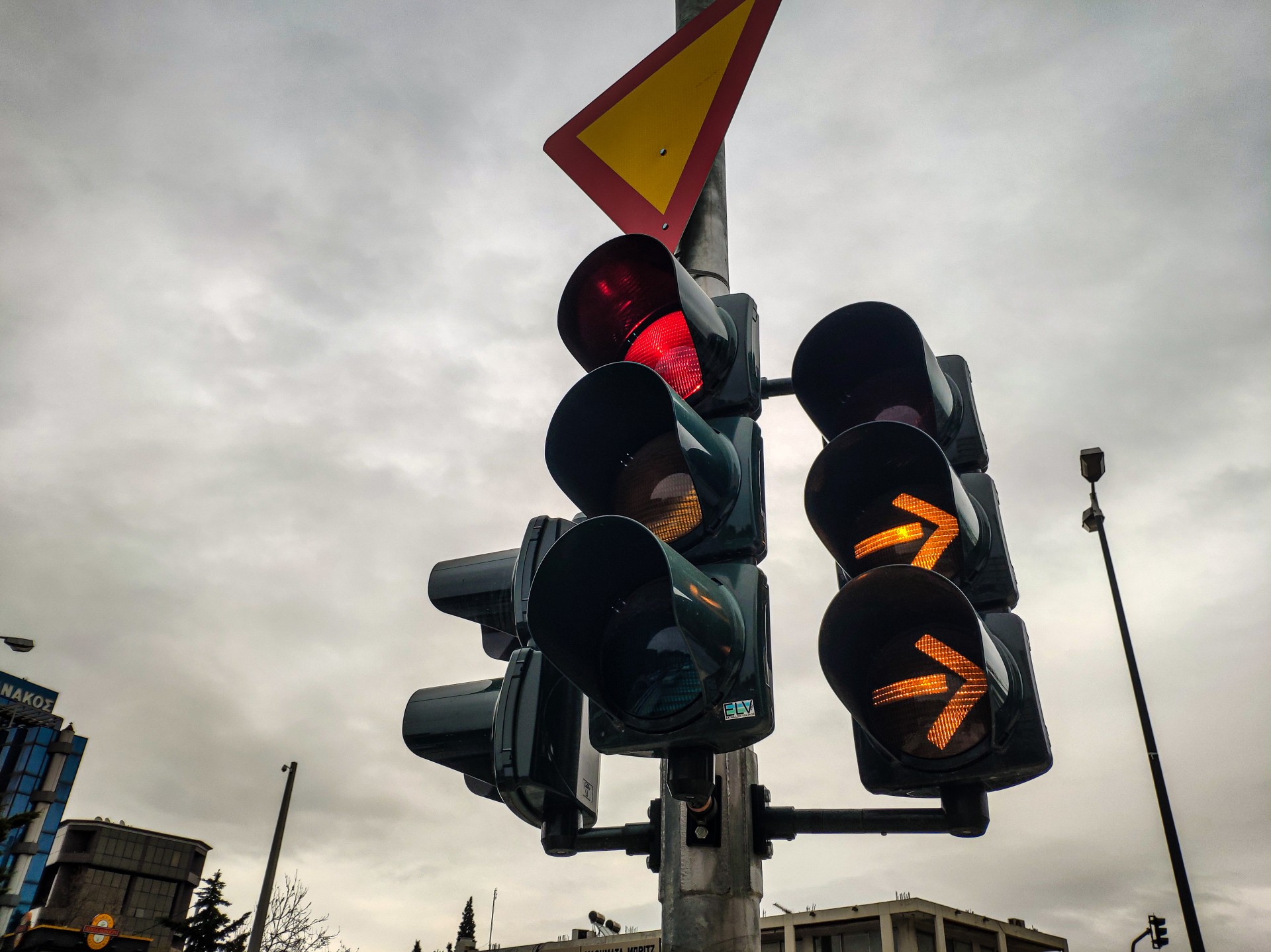 Πορτοκαλί φανάρι που αναβοσβήνει- Ποιος έχει προτεραιότητα;