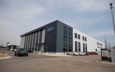 Η Ford επιταχύνει την έρευνα και εξέλιξη στον τομέα των μπαταριών