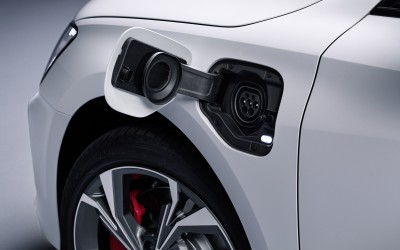 Ποια εταιρεία έχει δέκα plug-in μοντέλα στη γκάμα της;