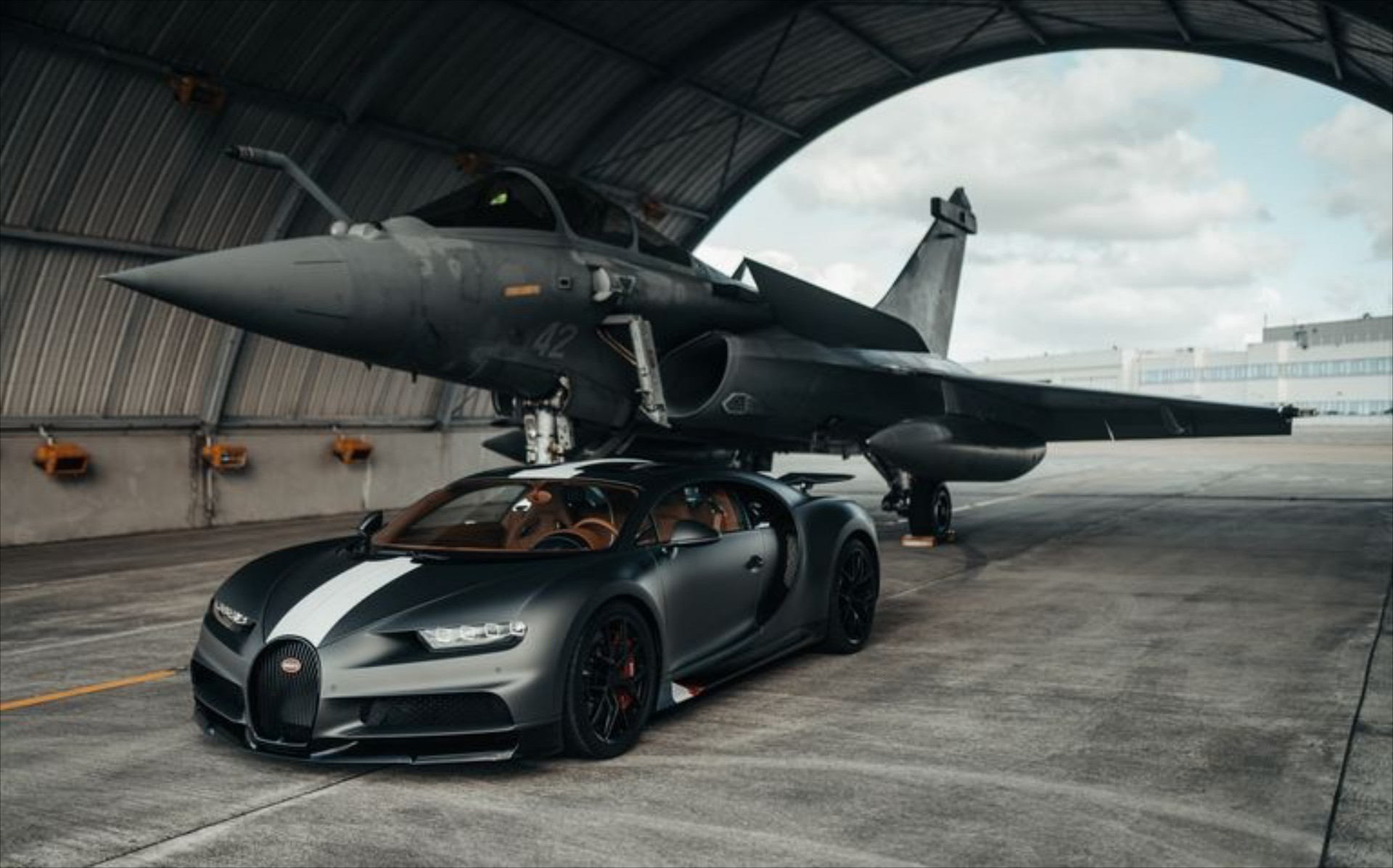 Rafale vs Bugatti Chiron Sport: Ποιο είναι πιο γρήγορο; (video)