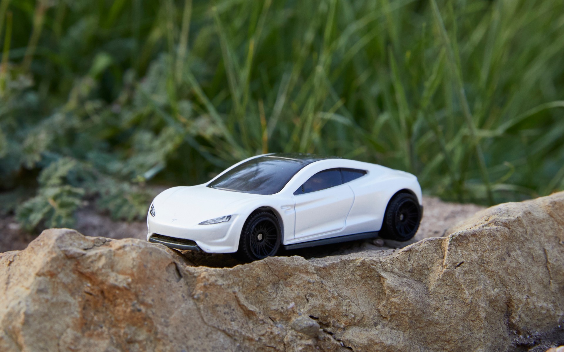 Η Mattel παρουσιάζει το πιο φιλικό προς το περιβάλλον αυτοκινητάκι Tesla Roadster 