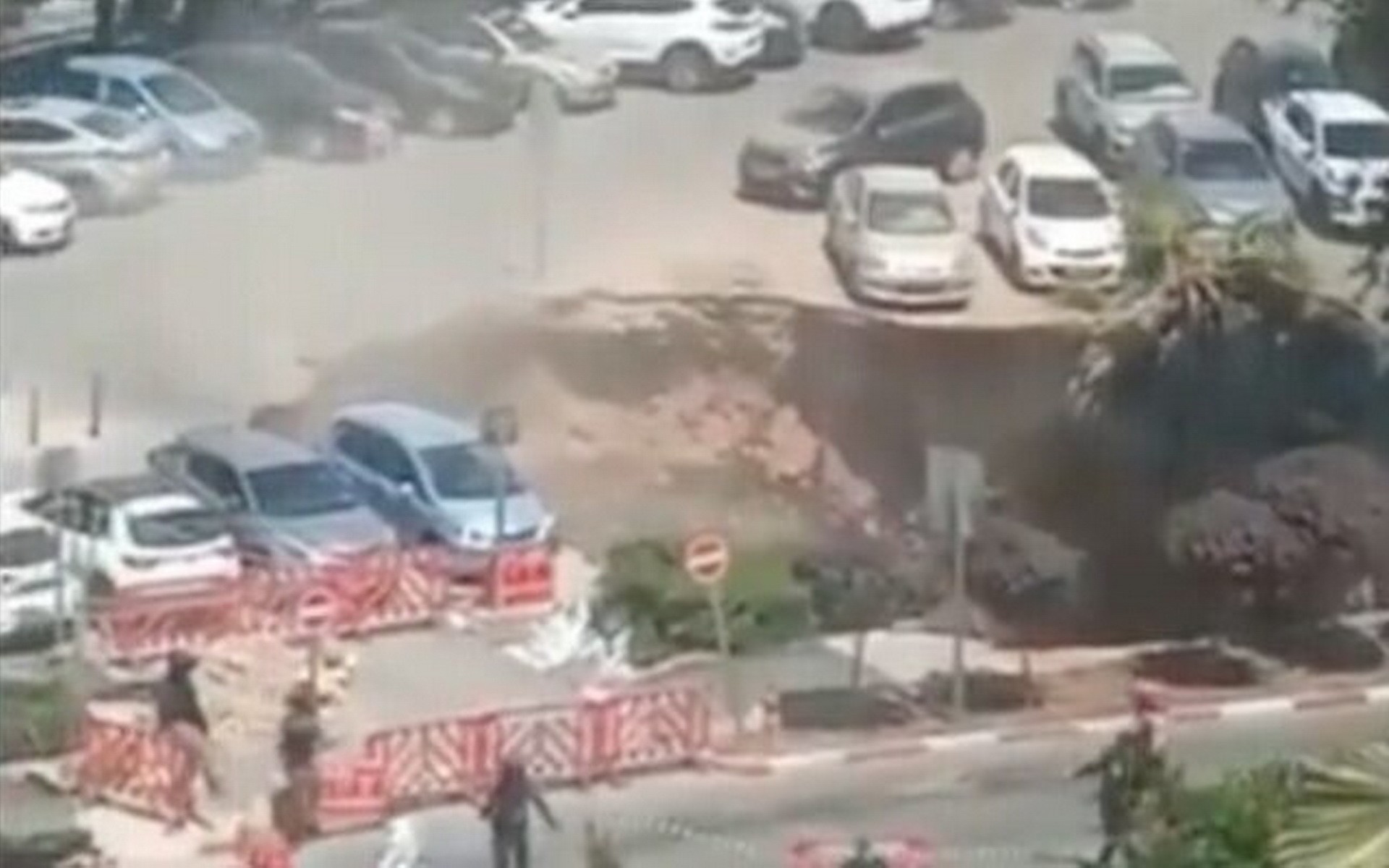 Μεγάλη τρύπα άνοιξε σε χώρο στάθμευσης «καταπίνοντας» 3 αυτοκίνητα (video)