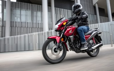 Οδήγηση δίκυκλου με δίπλωμα αυτοκινήτου: Όλη η διαδικασία, οι προϋποθέσεις και το κόστος