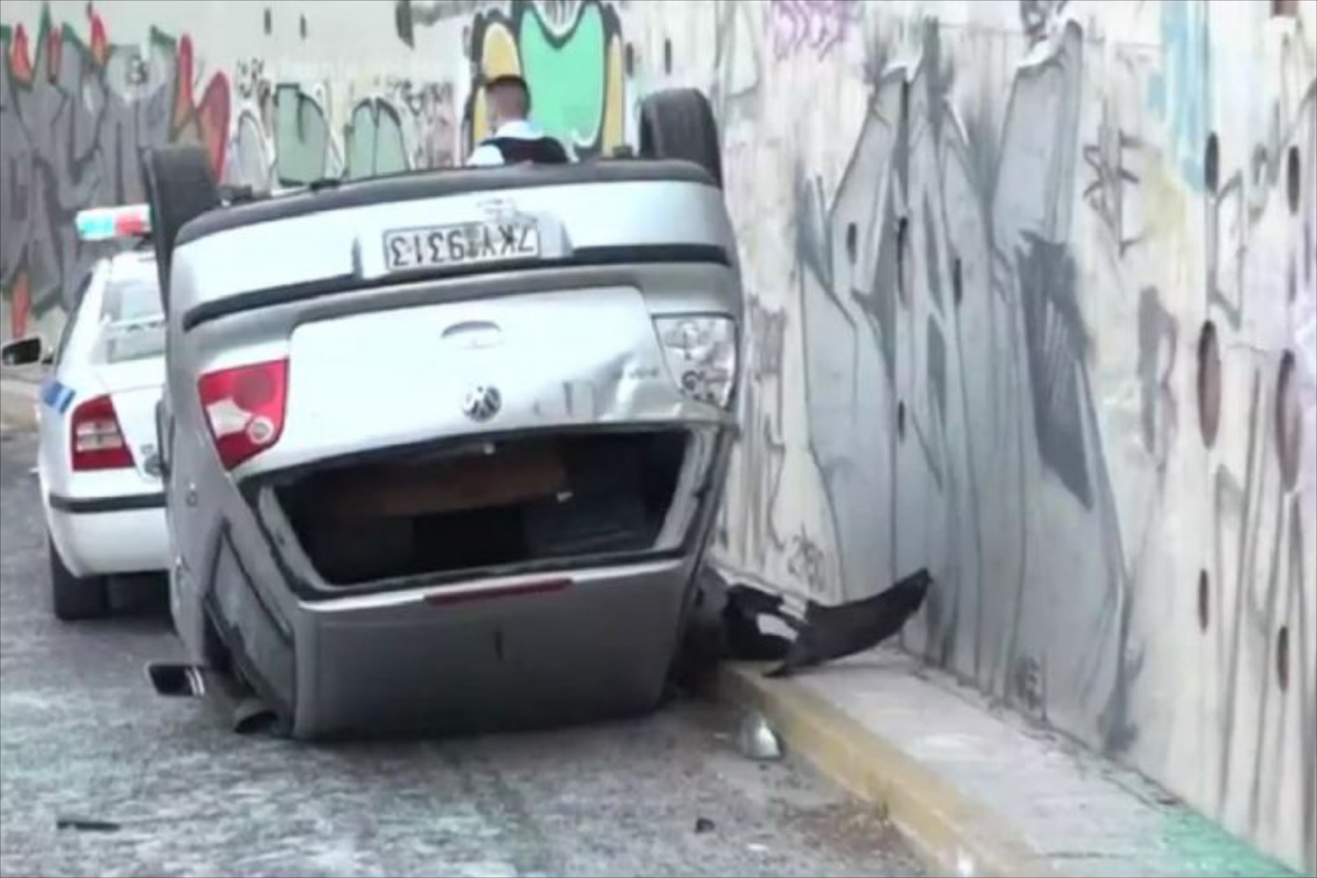 Ανατράπηκε αυτοκίνητο στη λεωφόρο Αμφιθέας – Αστυνομικοί βοήθησαν τον οδηγό να βγει