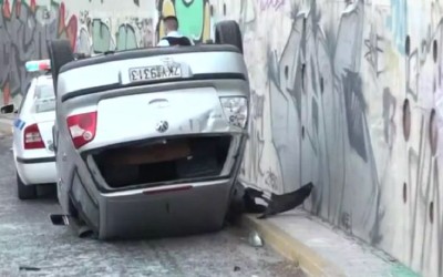 Ανατράπηκε αυτοκίνητο στη λεωφόρο Αμφιθέας – Αστυνομικοί βοήθησαν τον οδηγό να βγει