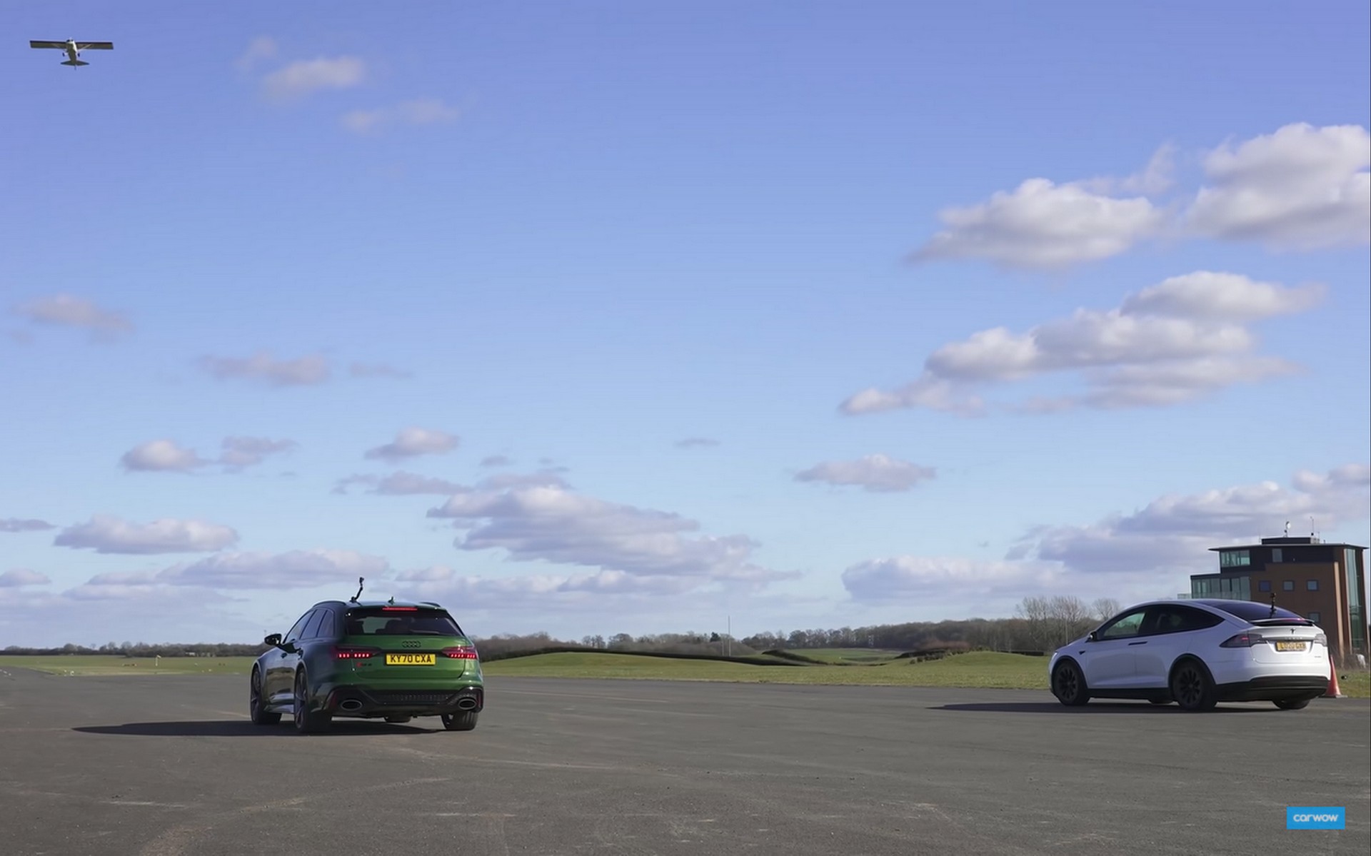 Audi RS6 vs Tesla Model X: Ποιο είναι ταχύτερο; (Video)