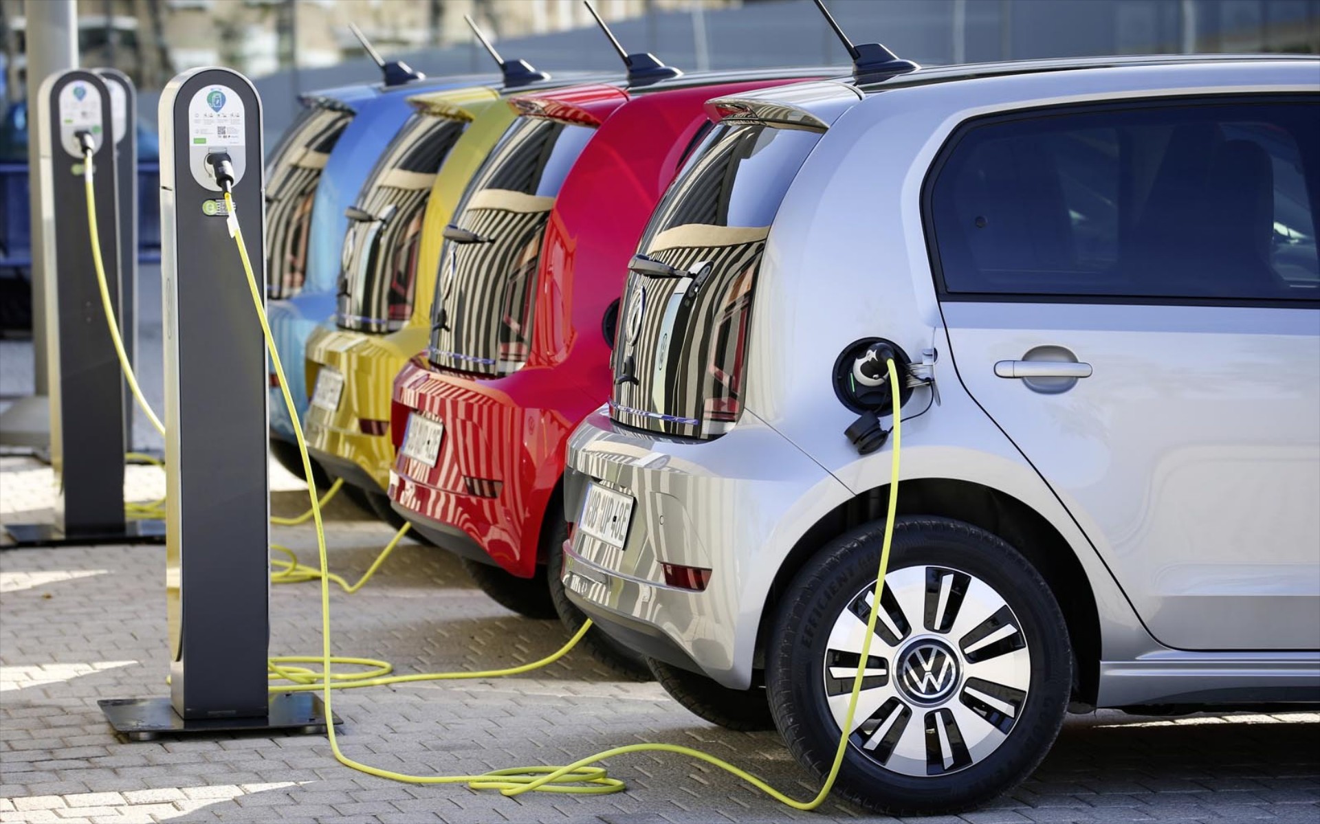 Απόσυρση παλαιών αυτοκινήτων με συμβατικούς κινητήρες ετοιμάζει η κυβέρνηση – Έρχονται επιδοτήσεις για υβριδικά και ηλεκτρικά 