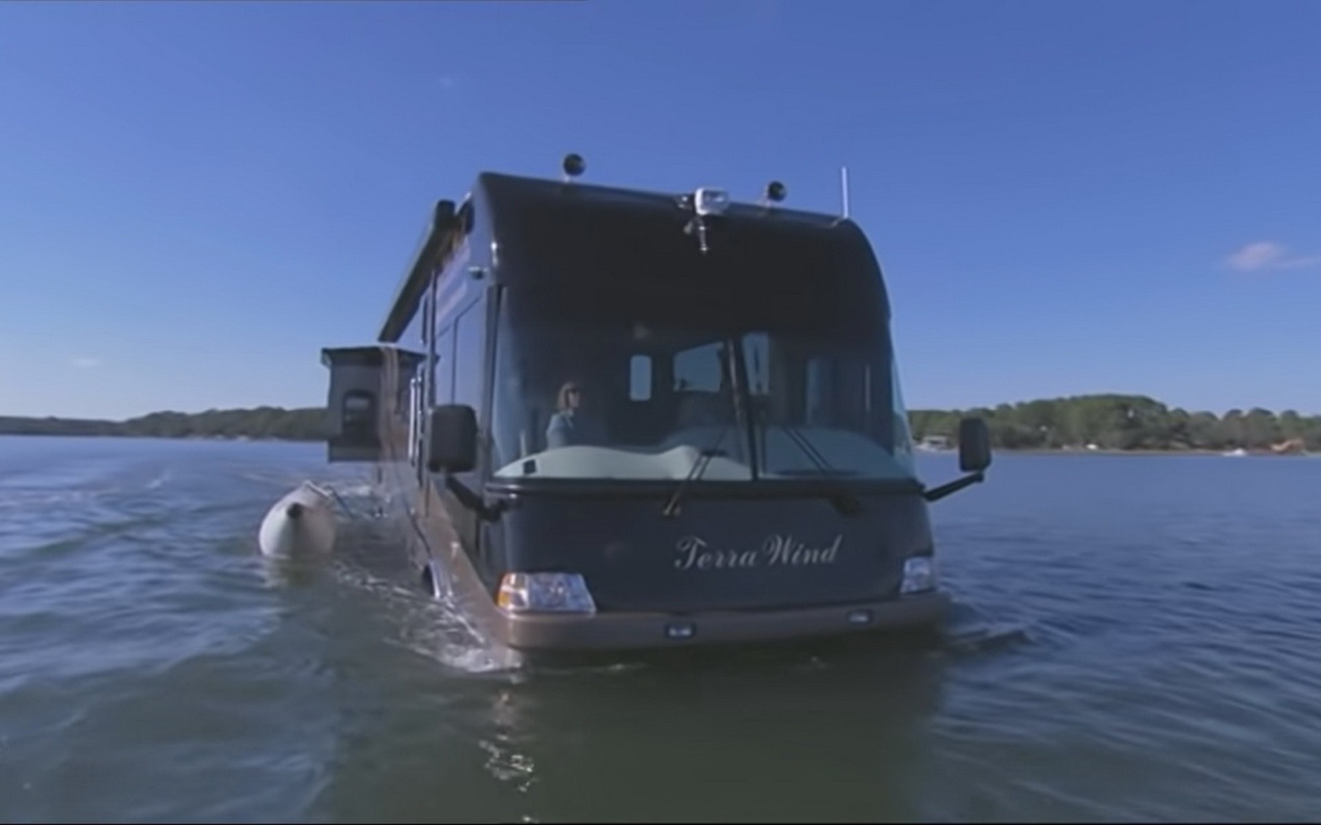 Πολυτελές τροχόσπιτο που γίνεται yacht σε μόλις 5' [Video]