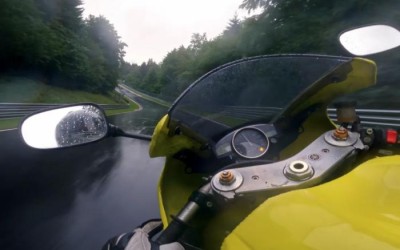 Πηγαίνοντας τέρμα γκάζι με Yamaha R1 στο βρεγμένο Nurburging [Video]