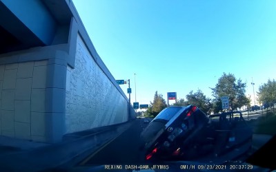 Πήγε να περάσει ανάμεσα από δύο αυτοκίνητα και βρέθηκε με τους τροχούς να κοιτάνε τον ουρανό! [Video]