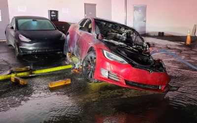 Ένα Tesla Model S P100D πήρε φωτιά σε συνεργείο!