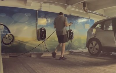 Ιδιοκτήτης BMW i3 έβγαλε το καλώδιο από Tesla για να φορτίσει το δικό του (video)