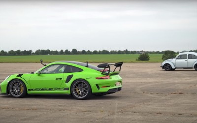 Porsche 911 GT3 RS vs VW Beetle: Φαινομενικά είναι μια άδικη «μάχη» αλλά το VW κρύβει μια ηλεκτρική έκπληξη! [Video]