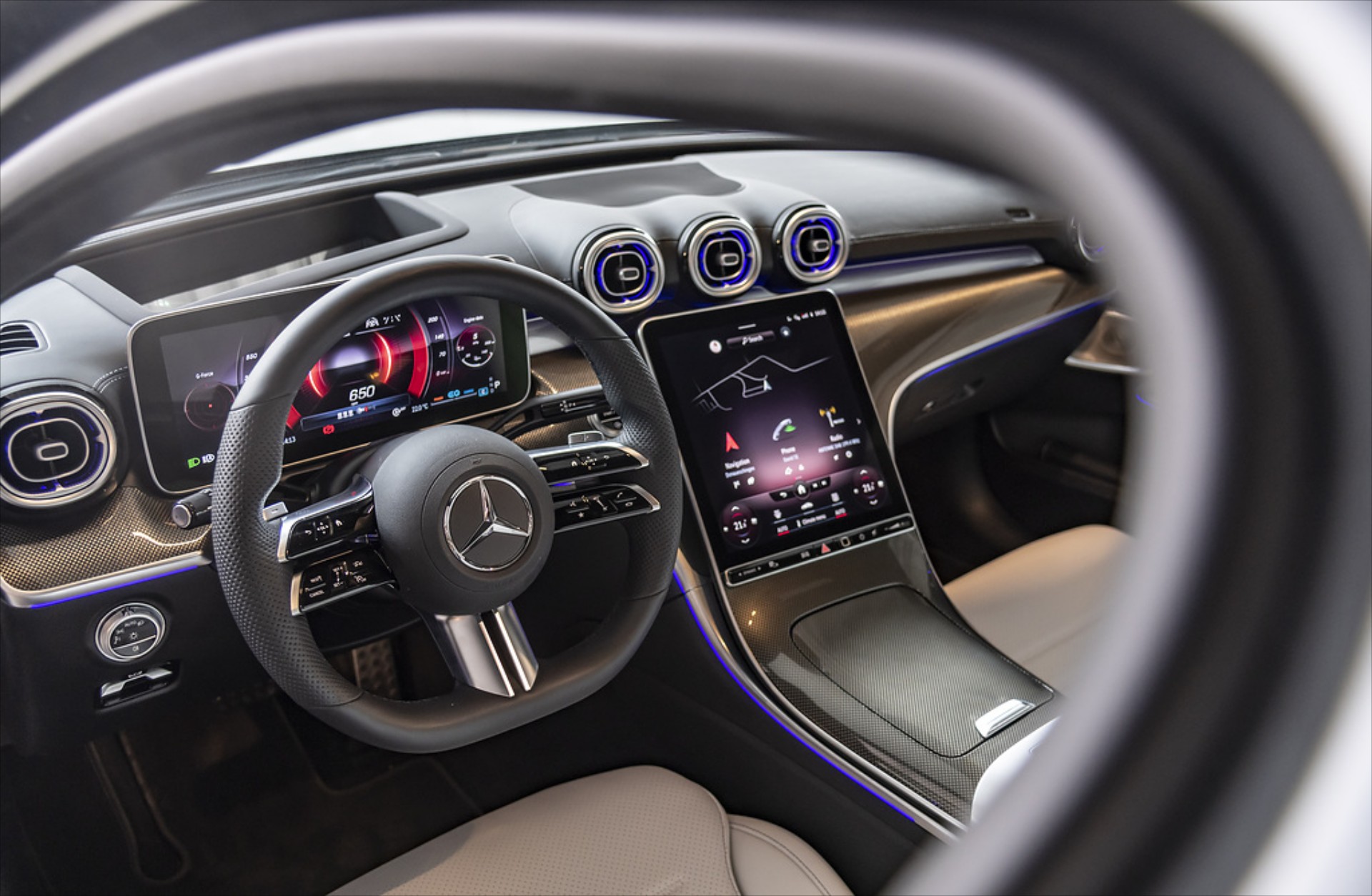 Mercedes-Visa: Είναι δυνατόν να πληρώνεις τα πάντα από το αυτοκίνητο!