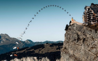 Ατρόμητος αναβάτης πηδάει από τα 135 m με την μηχανή του! [Video]