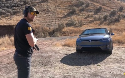 Πυροβόλησε με ΑΚ-47 το Tesla Model X [Video]