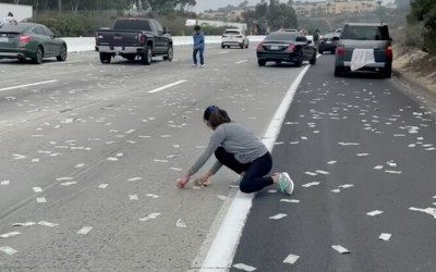 Γέμισε με χαρτονομίσματα ο αυτοκινητόδρομος [video]