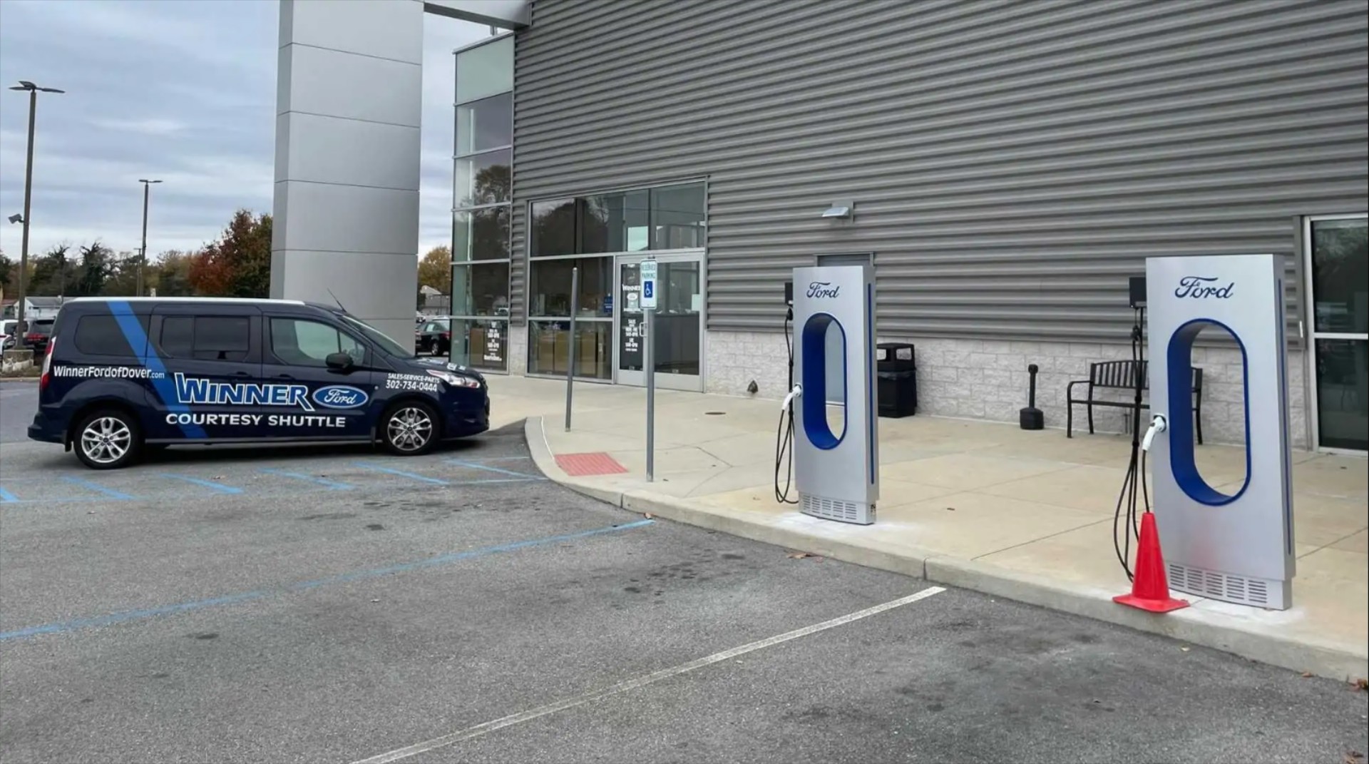 Αντιπροσωπεία Ford έφτιαξε... αντίγραφα των Tesla Superchargers!