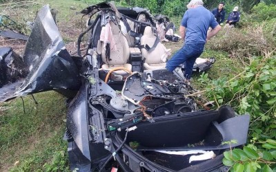 Έπεσε με το Tesla από γκρεμό και σώθηκε!