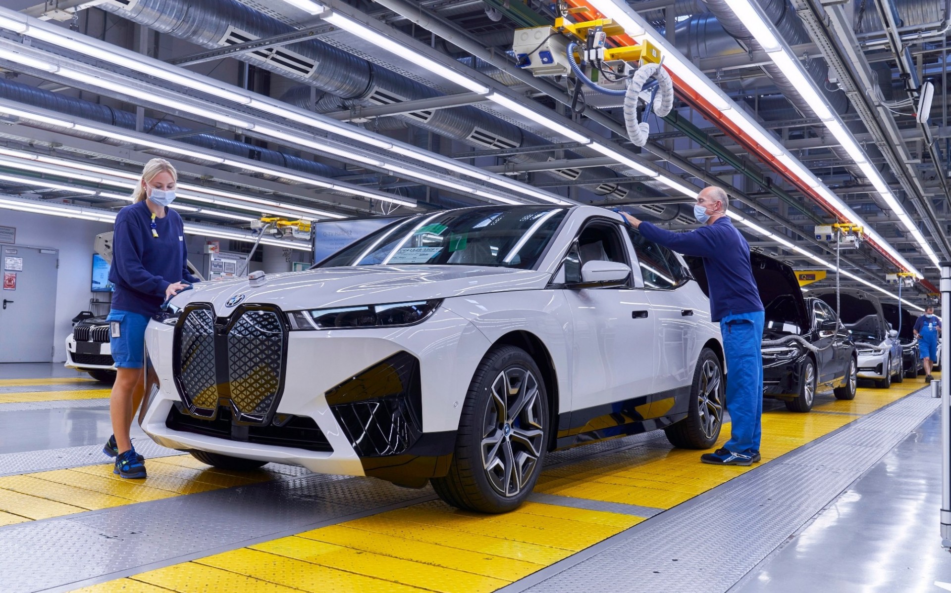 Πώς η BMW θα λύσει το πρόβλημα με τα τσιπς 