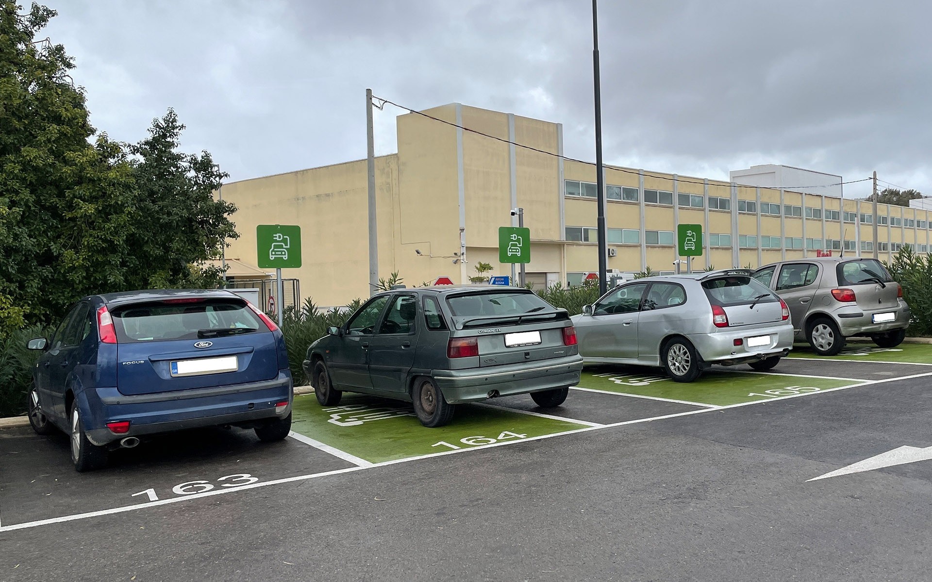 Σταθμοί φόρτισης: Πώς τους αντιμετωπίζουμε στην Ελλάδα; (φωτογραφίες)