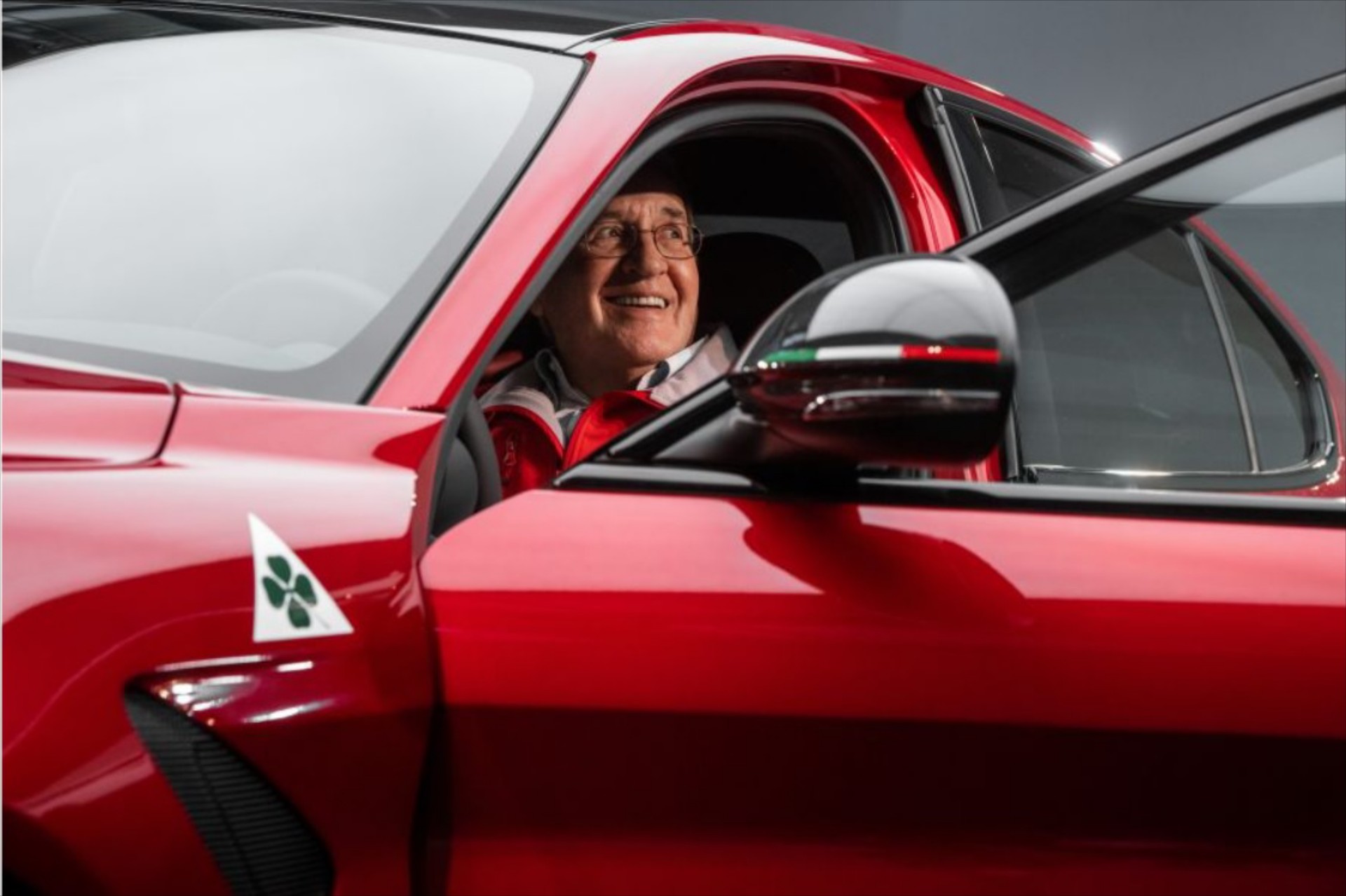 Ποιος οδηγός αγώνων, δημοσιογράφος και υπέρμαχος της οδικής ασφάλειας παρέλαβε μια Alfa Romeo Giulia GTA;