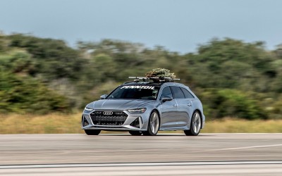 Video: Έπιασε 294 km/h με χριστουγεννιάτικο δέντρο στην οροφή!