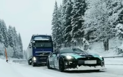 Nissan GT-R ρυμουλκεί νταλίκα στα χιόνια [video]