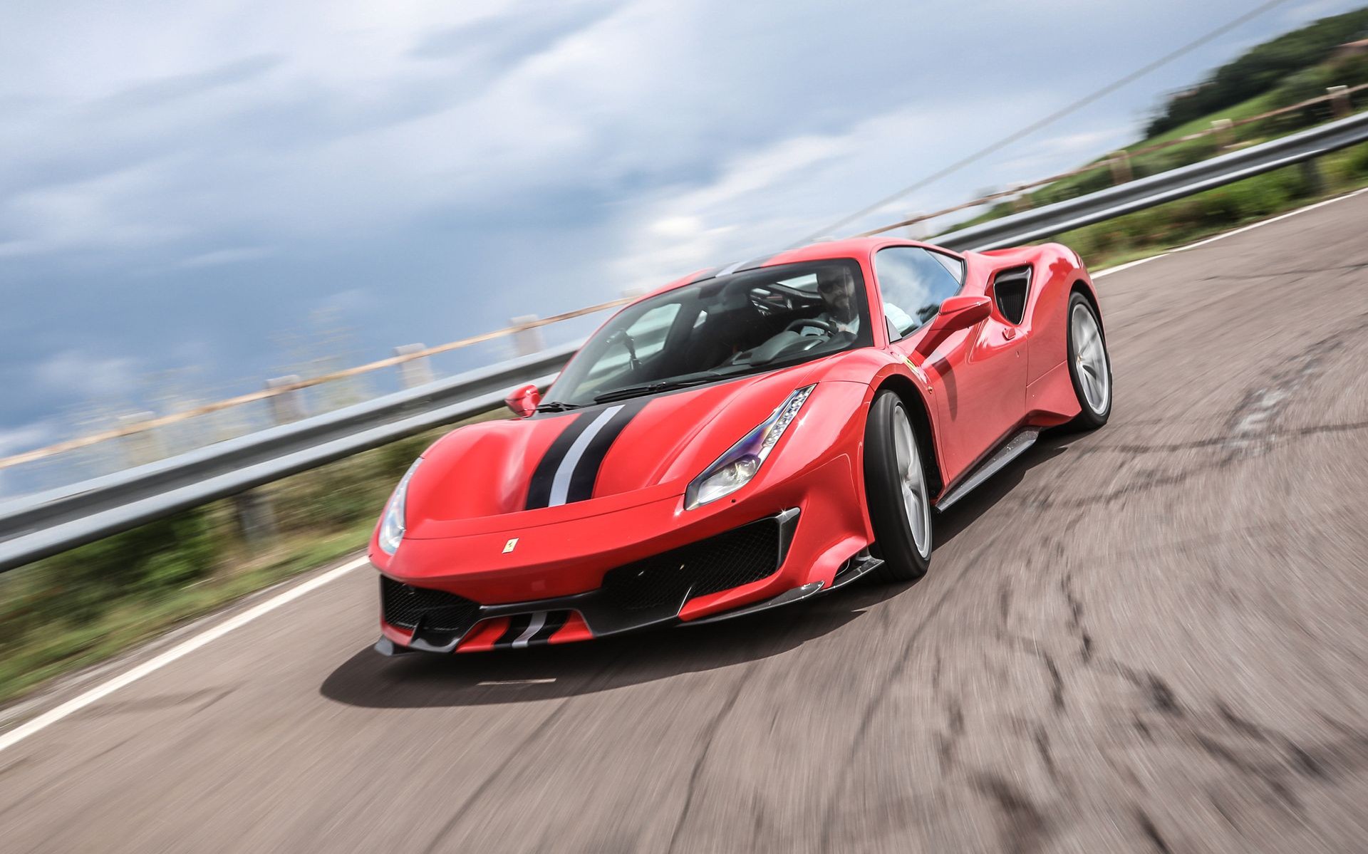 Ferrari 488 Pista στην παραλιακή: Δυστύχημα εν αναμονή;