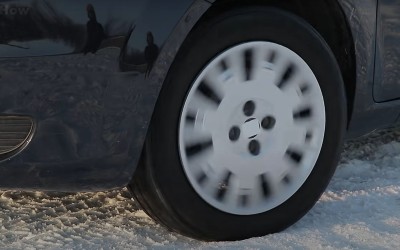 Κόλλησα στο χιόνι χωρίς αλυσίδες - Μπορώ να ξεκολλήσω; [video]