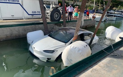 Τι συμβαίνει σε ένα Tesla Model X όταν πέφτει στη θάλασσα; [video]