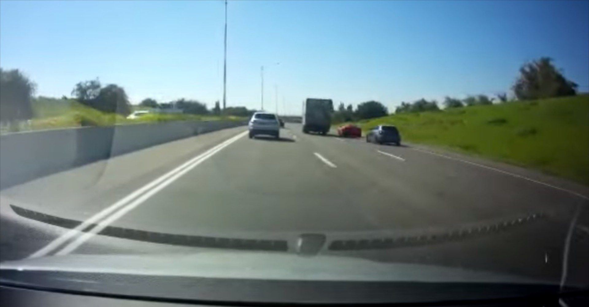 SEAT και Ferrari κάνουν κόντρα και τρακάρουν – Δείτε το video