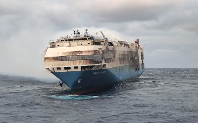 Τεράστια η ζημιά στο πλοίο που φλέγεται με τα αυτοκίνητα του ομίλου Volkswagen