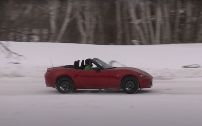 Γρεβενά: Mazda MX-5 βολτάρει στο χιόνι με ανοιχτή οροφή! [video]