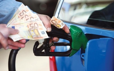 Πώς θα ρίξεις την κατανάλωση βενζίνης; 10 τρόποι για να γλυτώσεις λεφτά