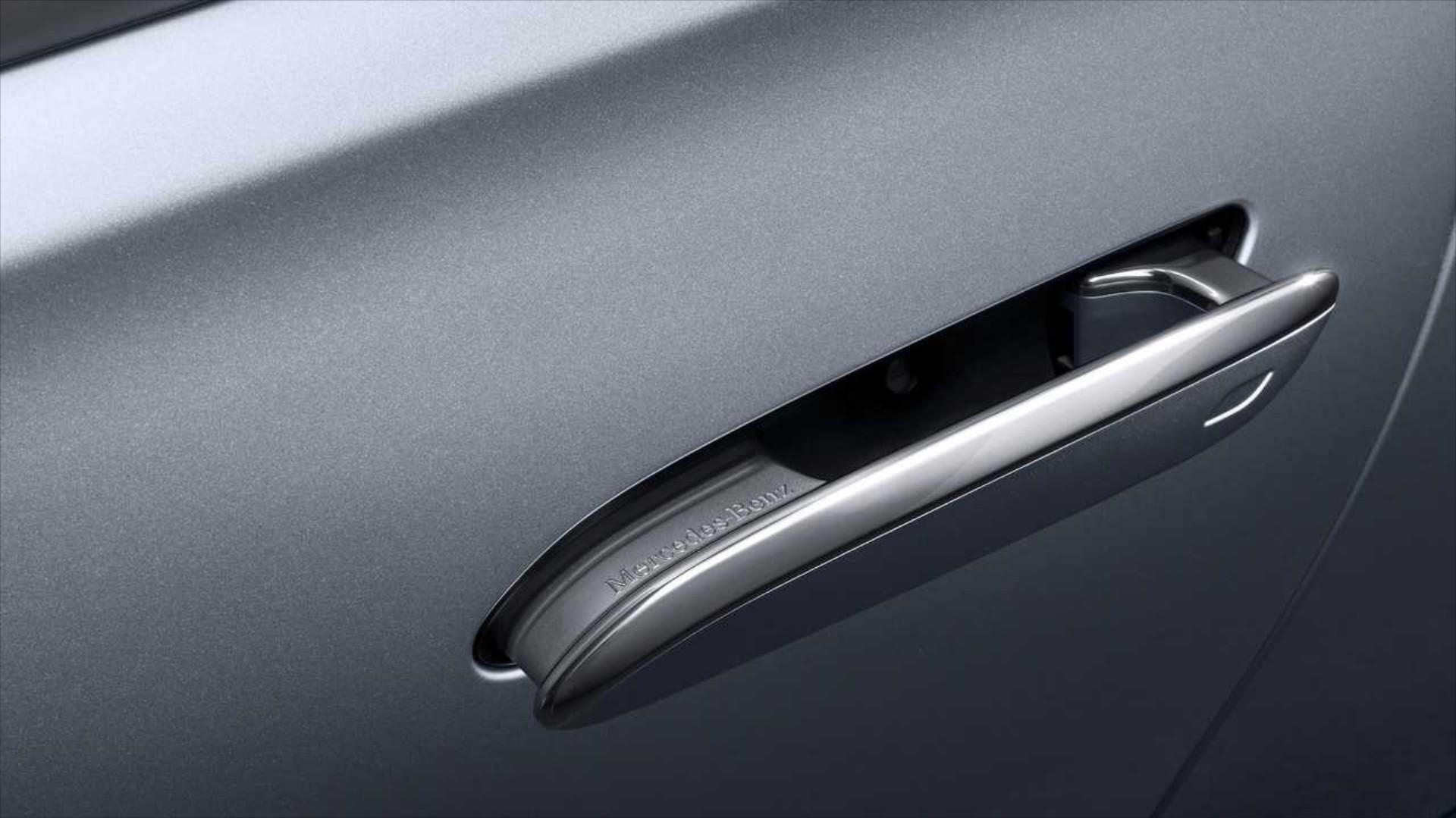 H Mercedes μεταμορφώνει τα χερούλια της πόρτας σε οθόνες! 
