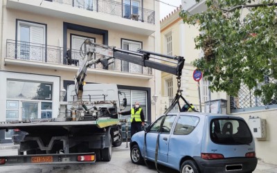 Γερανοί σηκώνουν τα εγκαταλελειμμένα αυτοκίνητα στην Αθήνα 