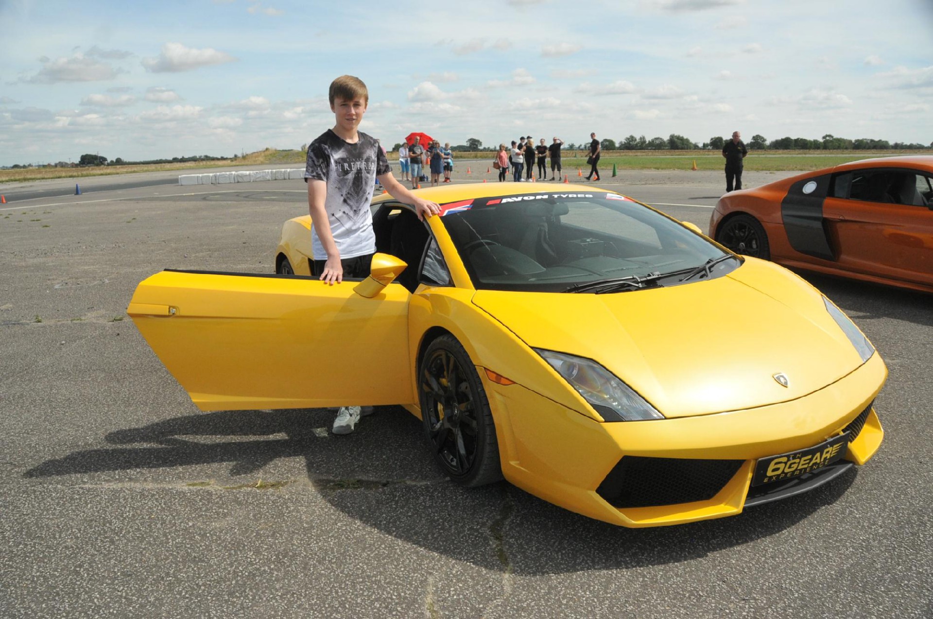 Παιδιά 10 ετών μπορούν να οδηγήσουν Ferrari και Lamborghini!