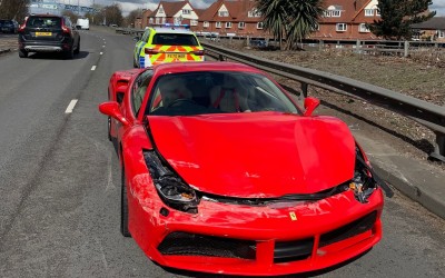 Ferrari των 200.000 € τρακάρει μετά από μόλις 3 km [Φωτογραφίες]