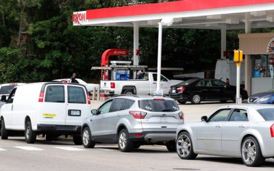 Απίστευτο: Εκατομμυριούχοι μοιράζουν δωρεάν καύσιμα! [video]