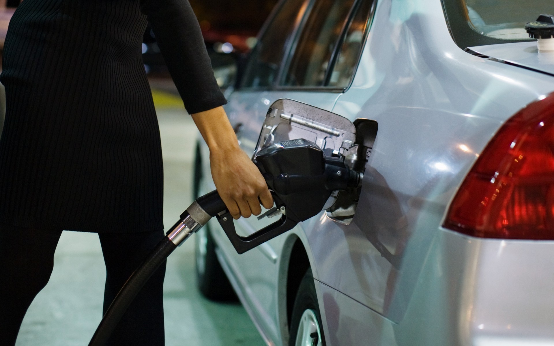 Ο Έλληνας πληρώνει πιο ακριβά από κάθε Ευρωπαίο τη βενζίνη